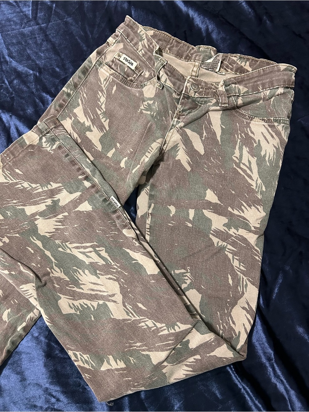 Dorinha low rise camo flare jeans